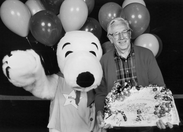 Charles_M._Schulz_at_Camp_Snoopy's_10th_anniversary_1993